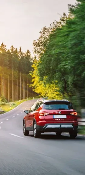 Une voiture roulant sur une route de campagne